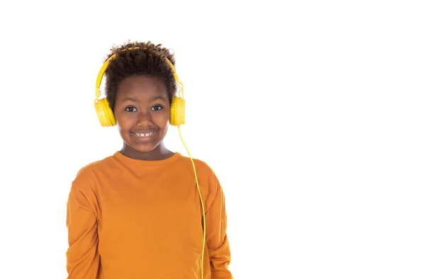 Menino Africano Ouvindo Música Fones Ouvido Amarelos Fundo Branco — Fotografia de Stock