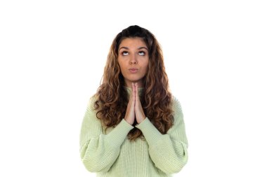 Dalgalı saçlı güzel bir kadın beyaz arka planda izole edilmiş.