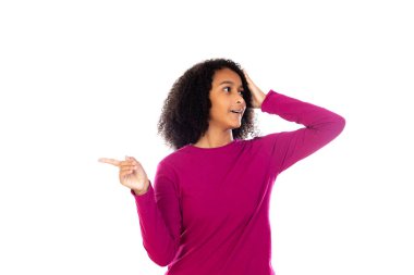 Pembe kazaklı güzel genç kız beyaz arka planda izole edilmiş.