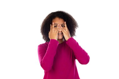 Pembe kazaklı güzel genç kız beyaz arka planda izole edilmiş.