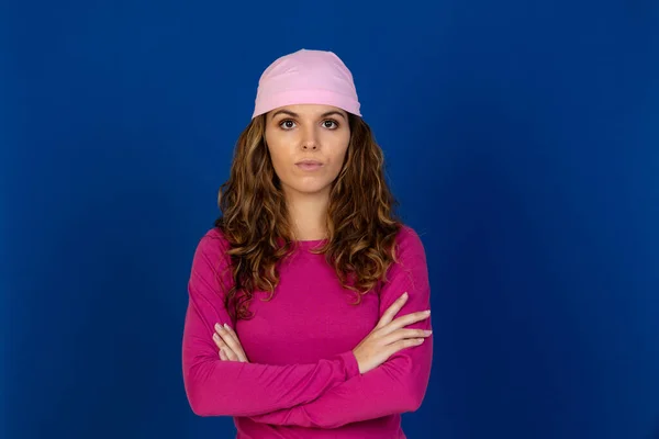 Mulher Esperançosa Usando Lenço Rosa Isolado Fundo Branco — Fotografia de Stock