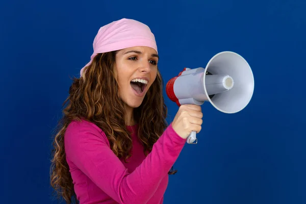 Mulher Esperançosa Usando Lenço Rosa Isolado Fundo Branco — Fotografia de Stock