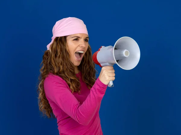 Hoopvolle Vrouw Draagt Een Roze Sjaal Geïsoleerd Een Witte Achtergrond — Stockfoto