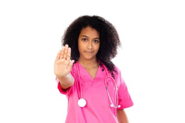 Beyaz arka planda pembe üniformalı sevimli küçük bir doktor.