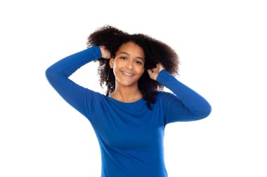 Afro saçlı, mavi süveter giyen genç kız beyaz arka planda izole edilmiş.