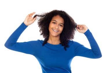 Afro saçlı, mavi süveter giyen genç kız beyaz arka planda izole edilmiş.