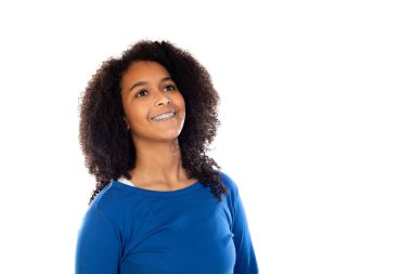 Afro saçlı, mavi süveter giyen genç kız beyaz arka planda izole edilmiş.