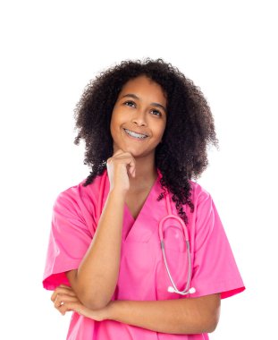 Beyaz arka planda pembe üniformalı sevimli küçük bir doktor.