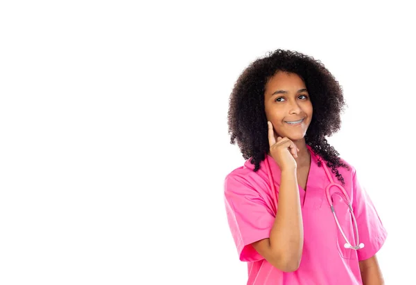 Bedårande Liten Läkare Med Rosa Uniform Isolerad Vit Bakgrund — Stockfoto