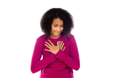 Beyaz arka planda siyah saçlı bir gencin portresi.