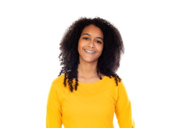 Beyaz bir arka planda izole edilmiş sevimli hareketler yapan genç.