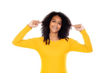 Beyaz bir arka planda izole edilmiş sevimli hareketler yapan genç.