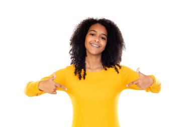 Beyaz bir arka planda izole edilmiş sevimli hareketler yapan genç.