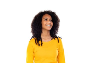 Beyaz bir arka planda izole edilmiş sevimli hareketler yapan genç.