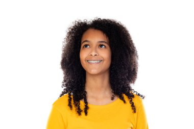 Beyaz bir arka planda izole edilmiş sevimli hareketler yapan genç.