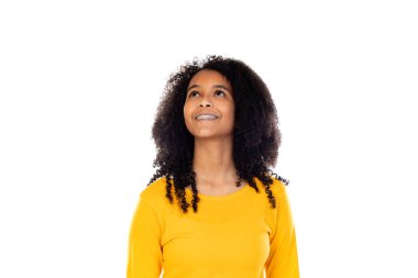 Beyaz bir arka planda izole edilmiş sevimli hareketler yapan genç.