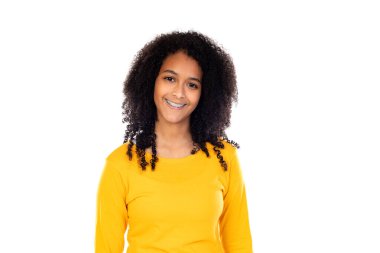 Beyaz bir arka planda izole edilmiş sevimli hareketler yapan genç.