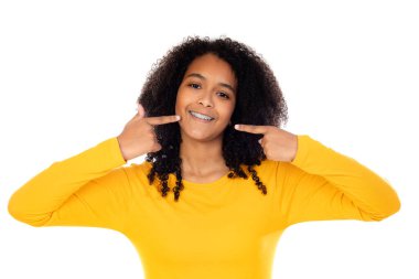 Beyaz bir arka planda izole edilmiş sevimli hareketler yapan genç.