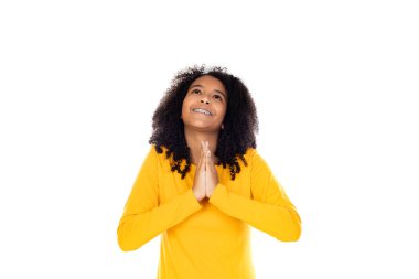 Beyaz bir arka planda izole edilmiş sevimli hareketler yapan genç.