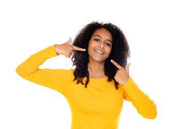 Beyaz bir arka planda izole edilmiş sevimli hareketler yapan genç.