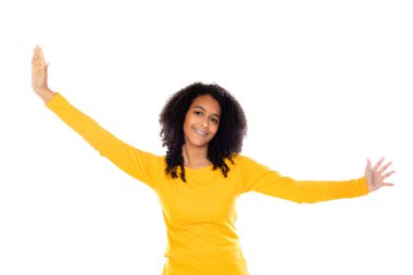 Beyaz bir arka planda izole edilmiş sevimli hareketler yapan genç.