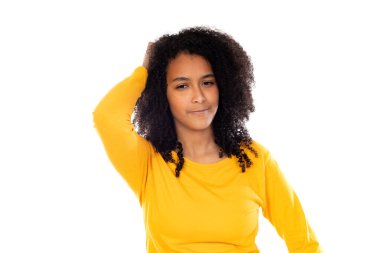 Beyaz bir arka planda izole edilmiş sevimli hareketler yapan genç.