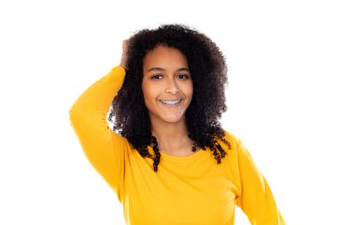 Beyaz bir arka planda izole edilmiş sevimli hareketler yapan genç.