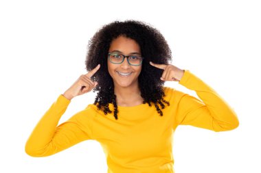 Beyaz bir arka planda izole edilmiş sevimli hareketler yapan genç.