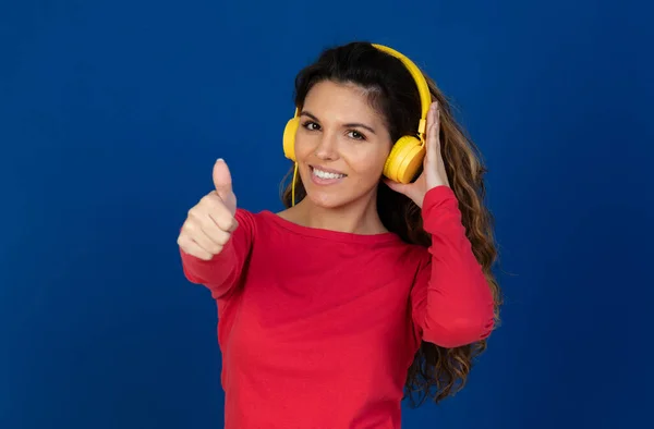 Retrato Hermosa Chica Caucásica Con Pelo Rizado Auriculares Escuchando Música —  Fotos de Stock