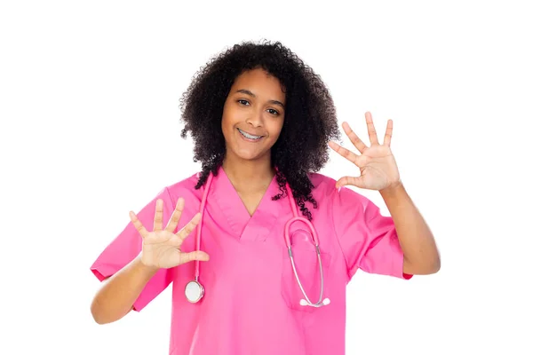 Adorável Pequeno Médico Com Uniforme Rosa Isolado Fundo Branco — Fotografia de Stock