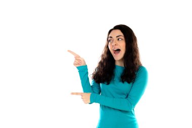 Mavi kazaklı sevimli genç kız beyaz bir arka planda izole edilmiş.