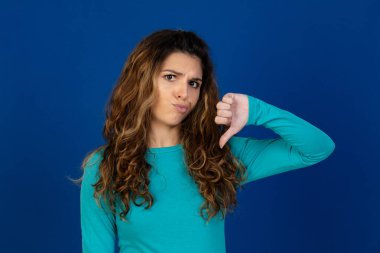 Beyaz arka planda izole edilmiş kıvırcık saçlı güzel beyaz kız portresi.