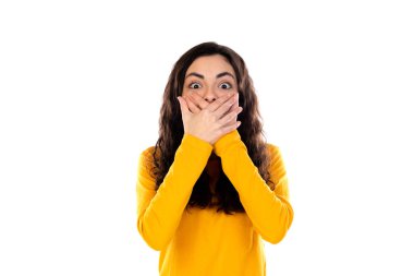 Beyaz bir arka planda sarı kazaklı sevimli genç kız.