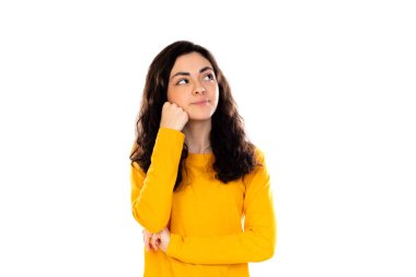 Beyaz bir arka planda sarı kazaklı sevimli genç kız.