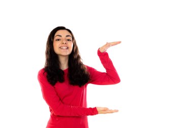 Kırmızı kazaklı sevimli genç kız beyaz arka planda izole edilmiş.