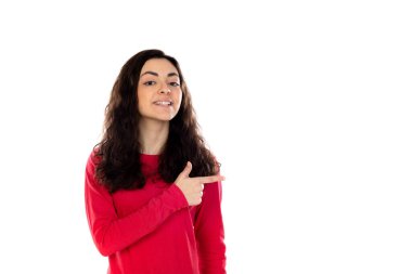 Kırmızı kazaklı sevimli genç kız beyaz arka planda izole edilmiş.