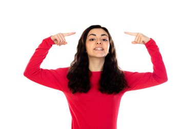 Kırmızı kazaklı sevimli genç kız beyaz arka planda izole edilmiş.