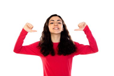 Kırmızı kazaklı sevimli genç kız beyaz arka planda izole edilmiş.