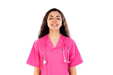 Pembe üniformalı genç doktor beyaz arka planda izole edilmiş.