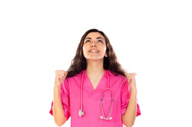 Pembe üniformalı genç doktor beyaz arka planda izole edilmiş.
