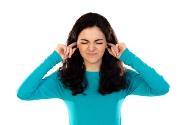 Mavi kazaklı sevimli genç kız beyaz bir arka planda izole edilmiş.