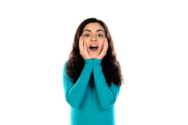 Mavi kazaklı sevimli genç kız beyaz bir arka planda izole edilmiş.