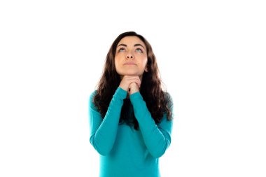 Mavi kazaklı sevimli genç kız beyaz bir arka planda izole edilmiş.