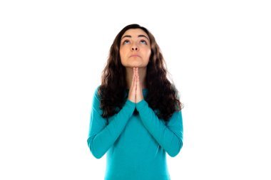 Mavi kazaklı sevimli genç kız beyaz bir arka planda izole edilmiş.