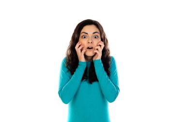 Mavi kazaklı sevimli genç kız beyaz bir arka planda izole edilmiş.