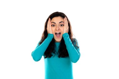 Mavi kazaklı sevimli genç kız beyaz bir arka planda izole edilmiş.