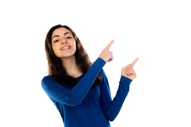 Mavi kazaklı sevimli genç kız beyaz bir arka planda izole edilmiş.