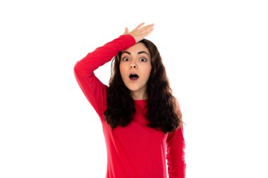 Kırmızı kazaklı sevimli genç kız beyaz arka planda izole edilmiş.