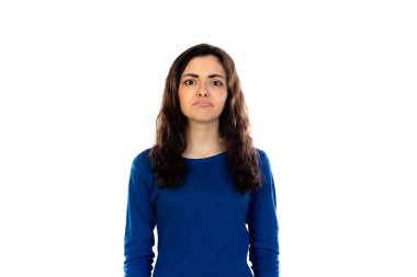 Mavi kazaklı sevimli genç kız beyaz bir arka planda izole edilmiş.