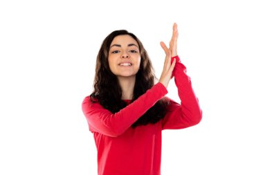 Kırmızı kazaklı sevimli genç kız beyaz arka planda izole edilmiş.